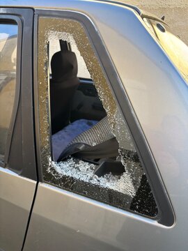 vitre d'une voiture bris&eacute;e pour vol &agrave; la roulotte