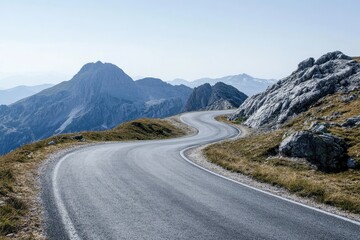 Naklejka premium Winding mountain road, scenic views