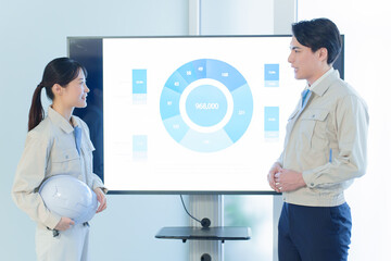 会議室でプレゼンをするエンジニア