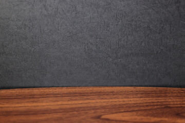 黒い壁と机