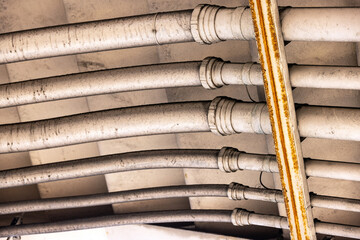 Fototapeta premium 錆びた質感が独特な配管が規則的に並ぶ工業的な背景素材