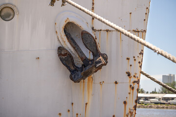 detalle de ancla oxidada en barco estacionado