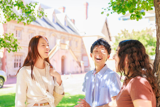公園で談笑する大学生の男女