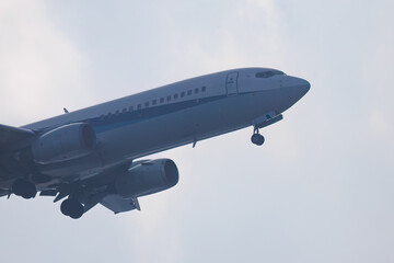 頭上を飛ぶ飛行機。
島で唯一の空港、八丈島空港に着陸する。
強風の離島にあるため、離着陸に関しては世界でも屈指の難易度である。
日本三大廃墟の一つ、旧八丈オリエンタルリゾートホテルのすぐ近くを飛んでいる。
背後には巨大な八丈富士、三原山が見える。
東京都伊豆諸島八丈島-2025年
