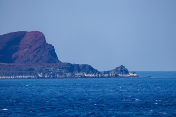 伊豆諸島南部にある絶海の孤島、三宅島に到着した。
三宅島は諸島内で最も活動が盛んな活火山の島である。
真新しい溶岩によって形成された島は独特の自然環境が見所。
東海汽船東京湾～伊豆諸島八丈島、太平洋航路の橘丸船上にて - 2025
