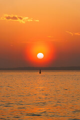 東京湾から眺める美しい夕陽。
東海汽船東京湾～伊豆諸島八丈島、太平洋航路の橘丸船上にて - 2025
