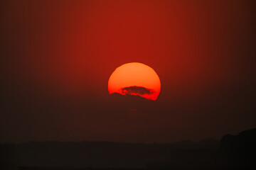 東京湾から眺める美しい夕陽。
東海汽船東京湾～伊豆諸島八丈島、太平洋航路の橘丸船上にて - 2025
