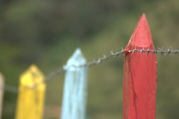 alambrada, madera, porton, huerta, estaca, cielo, azul, arquitectura, naturaleza, c&eacute;sped, blanco, camposanto, casa, edificio, memorial, belico, grave, muro, verano