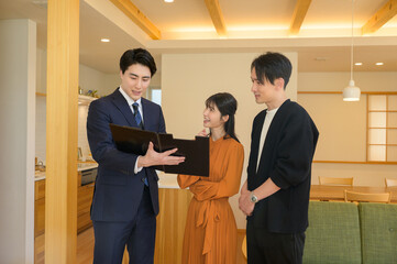 内見で案内をする日本人男性