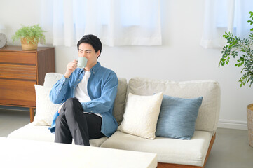 ソファでくつろぐ日本人男性