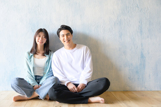 並んで座る日本人男女
