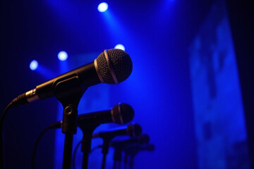 Obraz premium row of microphones sitting on top of a table
