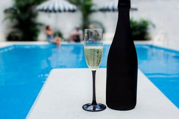 Celebrating with champagne by the pool: a luxurious summer party © Brand