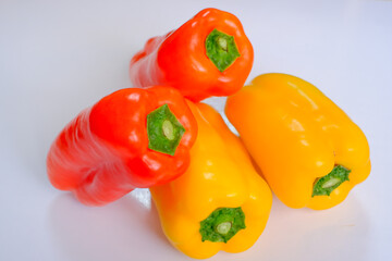 赤色と黄色のパプリカ