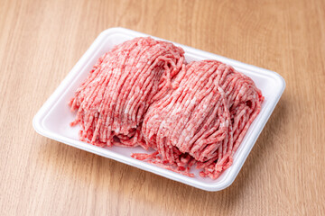 合い挽きミンチ肉のトレイ盛り付けた調理前の食材