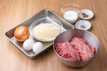 ハンバーグの基本材料を並べた調理前の準備風景