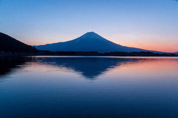 田貫湖の湖面に映る夜明けの富士山