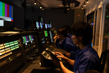 放送局の副調整室で働くスタッフ【撮影協力:スカパー東京メディアセンター】	