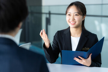 受付のコンサルタントの女性【撮影協力:スカパー東京メディアセンター】