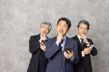 スマートフォン　ミドルエイジ男性ビジネスパーソン
