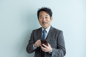 ミドルエイジ男性ビジネスパーソン　スマートフォン
