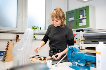Silikontechnikerin bei der Arbeit. Handwerk. Kunststoff