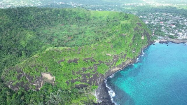 Comoros - Grande Comore - Djivakoni - left rotation with the city in the background