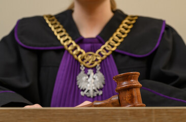 Sędzia w Polsce w łańcuchu sędziowskim, todze trzyma młotek sędziowski  © Paweł Kacperek