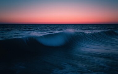 Obraz premium Calm waves gently rolling towards the shore at sunset over the ocean horizon