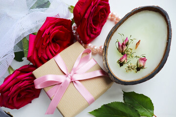Handmade eco-friendly coconut shell candle with natural soy wax, a wooden wick, and a tropical aroma, perfect for a cozy, sustainable, and relaxing ambiance