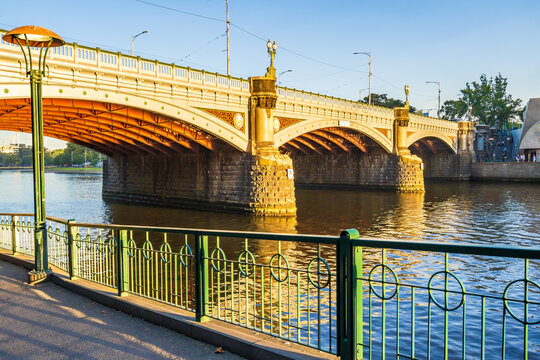 Princes bridge in Melbourne reflecting in the Yarra River below