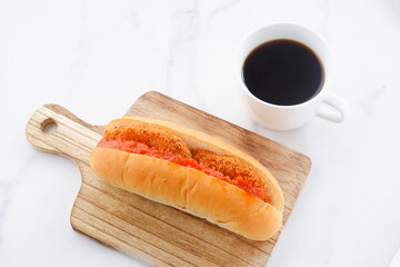 おいしそうなコロッケパンと、淹れたてのコーヒーの軽食
