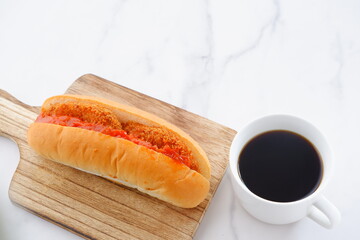 おいしそうなコロッケパンと、淹れたてのコーヒーの軽食
