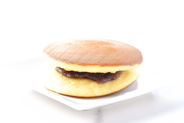 白い皿に乗ったどら焼き
