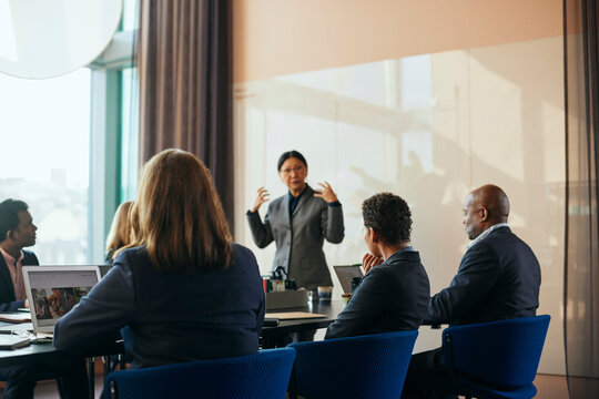 Kvinnlig entrepren&ouml;r talar inf&ouml;r kollegor under m&ouml;te