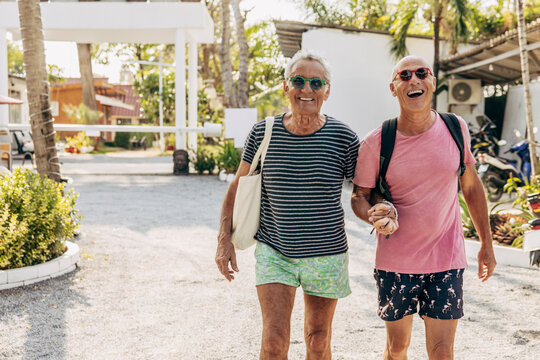 Portr&auml;tt av glada &auml;ldre m&auml;n som h&aring;ller hand