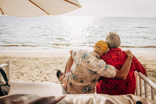 &Auml;ldre man h&aring;ller om partner p&aring; strand