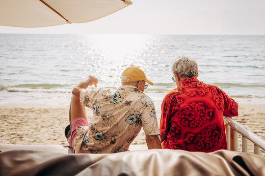 &Auml;ldre m&auml;n sitter p&aring; stranden