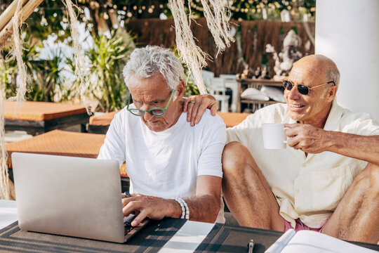 &Auml;ldre m&auml;n sitter vid laptop p&aring; hotell