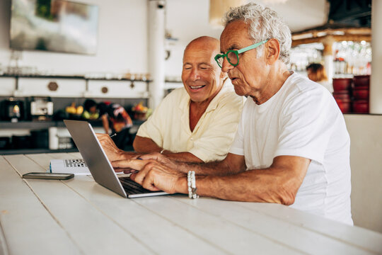 &Auml;ldre m&auml;n anv&auml;nder laptop p&aring; hotell