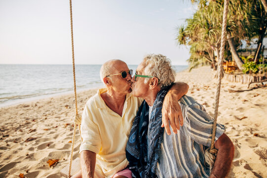 &Auml;ldre par pussas sittandes p&aring; gunga