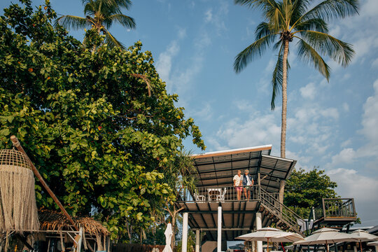 &Auml;ldre m&auml;n st&aring;r p&aring; hotellterass
