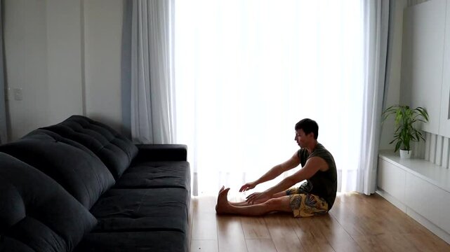 homem faz alongamentos em casa 