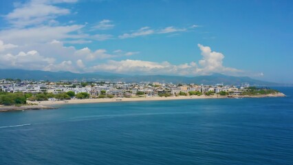 Fototapeta premium Seaside town with mountains in the background