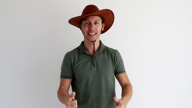 homem vaqueiro usando chap&eacute;u express&atilde;o positiva 