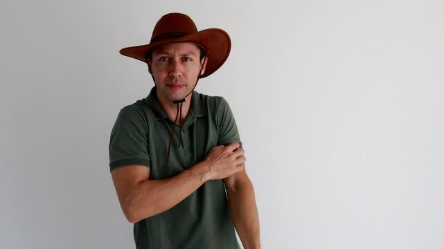 homem com coceira nos bra&ccedil;os 