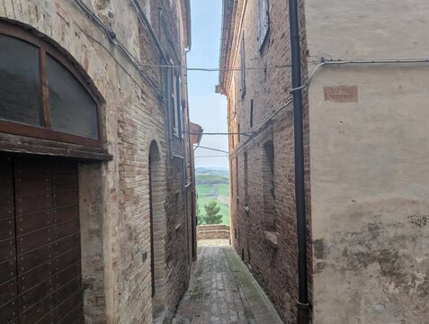 Vicolo dell'antico borgo medievale Piticchio di Arcevia nelle Marche