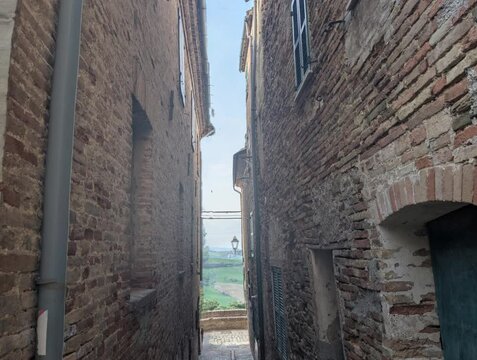 Vicolo dell'antico borgo medievale Piticchio di Arcevia nelle Marche