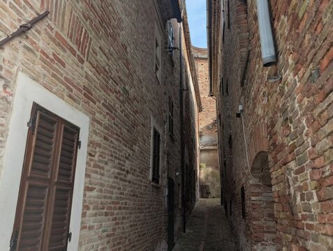Vicolo dell'antico borgo medievale Piticchio di Arcevia nelle Marche