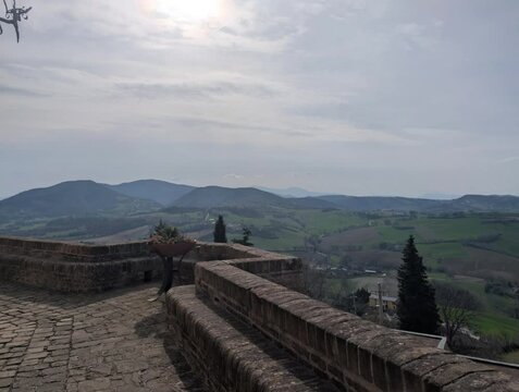 Camminamento sulle mura di cinta nel borgo medievale Piticchio di Arcevia nelle Marche